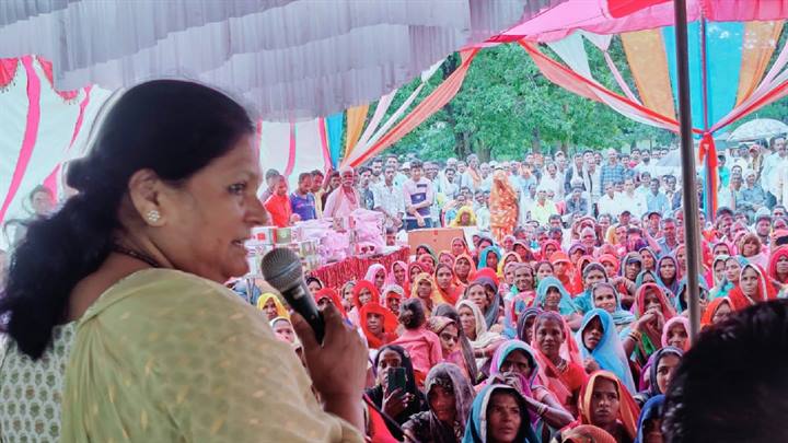जनजातीय कार्य मंत्री ने उमरिया के ग्राम चिल्हारी में तेंदूपत्ता संग्राहकों को सामग्री वितरित की